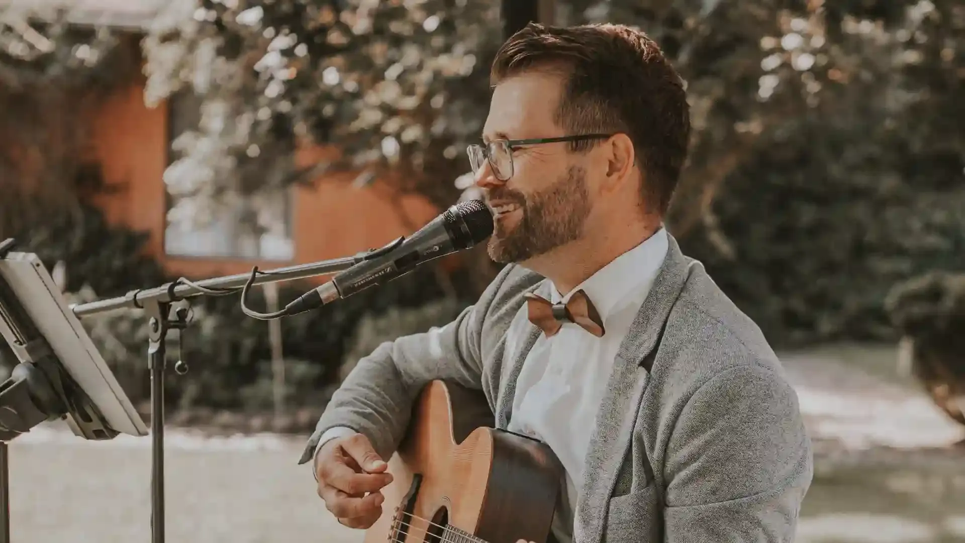Mathias Gromeier singt und spielt Gitarre als Hochzeitssänger in Berlin und Brandenburg